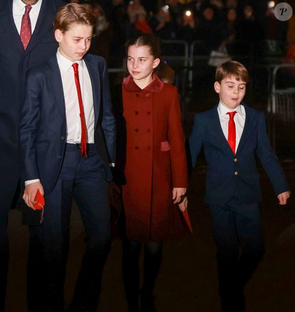 Les princes George, Louis et la princesse Charlotte ont des caractères très différents.

Le prince George de Galles, la princesse Charlotte de Galles, le prince Louis de Galles - La famille royale d'Angleterre assiste à la messe "Together At Christmas Carol" à l'abbaye de Westminster à Londres, Royaume-Uni le 6 Décembre, 2024. © Mirrorpix / Bestimage