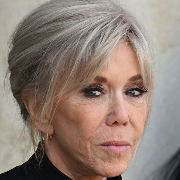 Brigitte Macron a subi une intervention de l'oeil, l'empêchant de participer à un événement important.

Brigitte Macron à l'Élysée à Paris. 

Photo : Lionel Urman / Bestimage