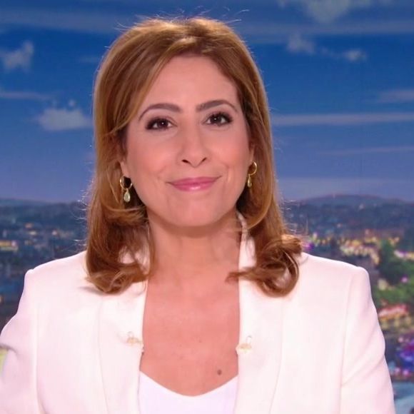 Depuis la rentrée 2025, Léa Salamé a repris les rênes du journal de 20h sur France 2. Ce 25 mars 2026, elle ouvre les coulisses du programme.