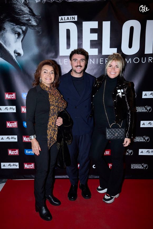 Exclusif - Dominique Tapie, Sophie Tapie (enceinte) , son mari Baptiste Germain au photocall de la soirée Ciné-concert symphonique "Alain Delon, le dernier Samouraï" au Palais des congrès à Paris le 8 novembre 2024 le jour de son anniversaire. © Jacovides / Moreau / Bestimage