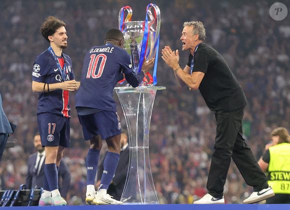 (250601) -- MUNICH, 1 juin 2025 Photo by Xinhua/ABACAPRESS.COM) -- L'entraîneur principal Luis Enrique (R) du Paris Saint-Germain célèbre avec Ousmane Dembele (C) et Vitinha lors de la cérémonie de remise des prix après le match de la finale de l'UEFA Champions League entre le Paris Saint-Germain et l'Inter Milan à Munich, en Allemagne, le 31 mai 2025. (Photo by Philippe Ruiz/Xinhua/ABACAPRESS.COM