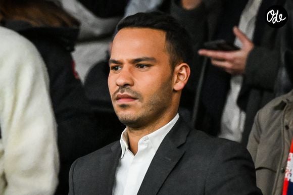 Avec un courage certain, le journaliste s'est exprimé dans les médias et au travers d'un livre sur les accès de colère de son père qui ont détruit sa famille...

Mohamed Bouhafsi dans les tribunes lors du match de football du PSG face à Montpellier au Parc des Princes à Paris le 03 Novembre 2023. Crédit Matthieu Mirville/Bestimage