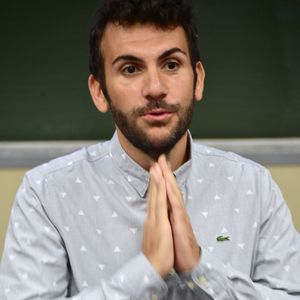 Quelques années plus tard, l’acteur apparaît métamorphosé après avoir perdu plusieurs dizaines de kilos.

Laurent Ournac donne une conférence sur l'obésité dans l'amphithéâtre du CHU du Kremlin-Bicêtre pour l'association "Les-Poids-Plumes" le 10 octobre 2015. Giancarlo Gorassini/Bestimage