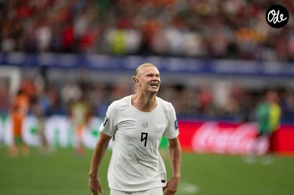 Le buteur norvégien vit désormais avec sa famille dans le Cheshire, où il privilégie un cadre de vie calme, à l'écart de l'agitation.

Erling Haaland célèbre la victoire de la Norvège (2-1) à l'issue du match opposant la Côte d'Ivoire à la Norvège, disputé dans le cadre de la Coupe du monde de la FIFA 2026 au Dallas Stadium, à Dallas (États-Unis). Photo : Richard Callis / Fotoarena (Richard Callis / SPP).