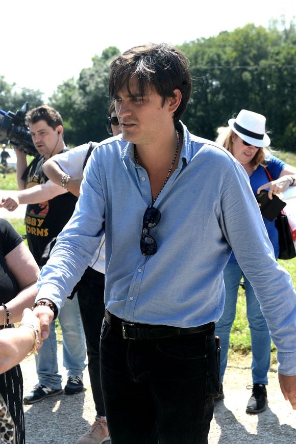 Anthony Delon et son demi-frère Alain-Fabien découvrent les hommages devant les grilles de la propriété de Douchy, quelques heures avant les obsèques de leur père, A.Delon, le 24 août 2024.  © Agence / Bestimage