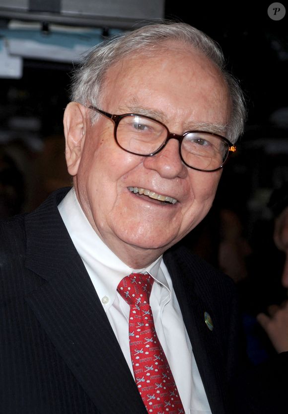 "Il se moque des maisons, des voitures… Il est juste heureux d’avoir son confort", confie Mary. 

Warren Buffett, président-directeur général de Berkshire Hathaway Inc. pose pour une photo après avoir sonné la cloche d'ouverture à la Bourse de New York (NYSE) à New York, États-Unis, le 30 septembre. 30, 2011. Les actions américaines ont reculé, prolongeant la plus forte baisse trimestrielle depuis 2008 pour l'indice Standard & Poor's 500, après que les rapports de la Chine et de l'Allemagne aient alimenté les inquiétudes sur le ralentissement de l'économie mondiale. Photo by Dennis Van Tine/ABACAPRESS.COM