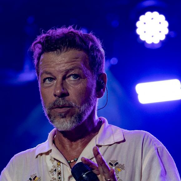 Christophe Mae se produit sur la scène du festival "Printemps de Pérouges" au château de Saint-Maurice-de-Rémens (01 - France) le 26/06/2026. © Sandrine Thesillat/Psnewz/Bestimage