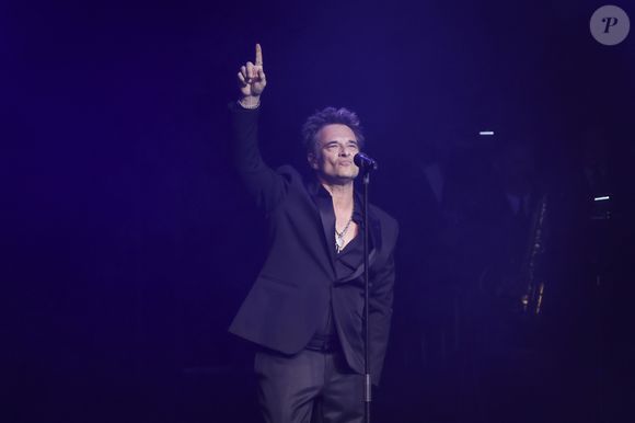 "Quel bonheur de pouvoir faire les cons ensemble, faire de la moto… enfin, pas encore, parce qu’ils sont tout petits", a-t-il confié à nos confrères de Ciné Télé Revue.

David Hallyday  au concert des sentinelles à la salle Pleyel à Paris au profit de l'association "Bleuet de France" le 10 avril 2025.

© Jack Tribeca / Bestimage