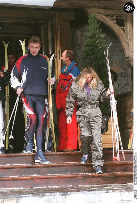 Équipe de France de football à Tignes – Stéphane Guivarc'h avec sa femme au ski.