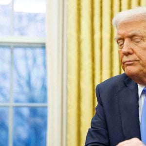 X, le fils d'Elon Musk, regarde le président Donald Trump dans le bureau ovale de la Maison Blanche, à Washington DC, le mardi 11 février 2025. Photo by Aaron Schwartz/Pool/CNP/ABACAPRESS.COM