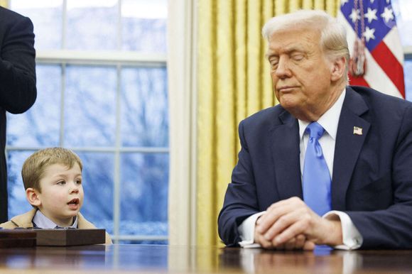 X, le fils d'Elon Musk, regarde le président Donald Trump dans le bureau ovale de la Maison Blanche, à Washington DC, le mardi 11 février 2025. Photo by Aaron Schwartz/Pool/CNP/ABACAPRESS.COM