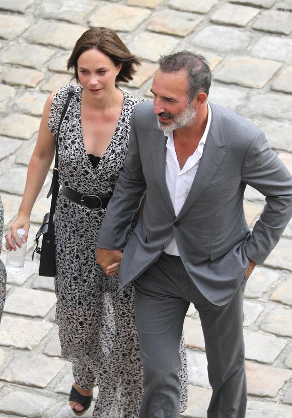 Jean Dujardin et Nathalie Péchalat lors de la cérémonie d'hommage national à Jean-Paul Belmondo à l'Hôtel des Invalides à Paris, France, le 9 septembre 2021. © Dominique Jacovides/Bestimage