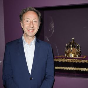 Stéphane Bern "couronné de Charlemagne"lors de l'exposition "Le Dernier Sacre" à la Manufacture des Gobelins à Paris, France, le 10 avril 2025. © Coadic Guirec/Bestimage