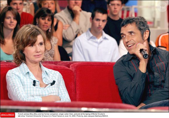 L'actrice française Miou-Miou et son ancien compagnon, le chanteur Julien Clerc, photographiés lors de l'enregistrement de l'émission de Michel Drucker 'Vivement Dimanche' (France 2) à Paris-France le 14 juin 2004. Photo par Jean-Jacques Datchary/ABACA.