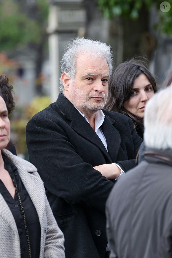 Raphaël Mezrahi aux arrivées des obsèques d'Emilie Dequenne au cimetière Père Lachaise à Paris, France, le 26 mars 2025. © Cyril Moreau/Bestimage