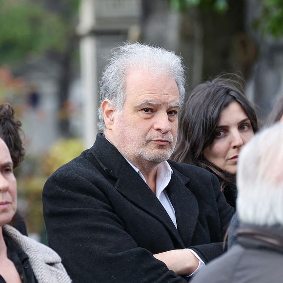 Raphaël Mezrahi aux arrivées des obsèques d'Emilie Dequenne au cimetière Père Lachaise à Paris, France, le 26 mars 2025. © Cyril Moreau/Bestimage