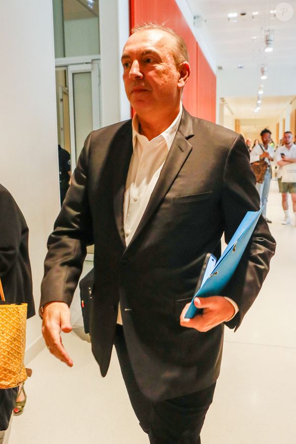 Europe 1 et Cnews annoncent avoir écarté un de leur chroniqueur suite à un nouveau dérapage. 

L'animateur de radio, journaliste, présentateur de télévision et producteur français, Jean-Marc Morandini, à la sortie de la chambre correctionnelle du tribunal judiciaire de Paris Batignolles, le 14 juin 2023. 

Photo : Christophe Clovis / Bestimage