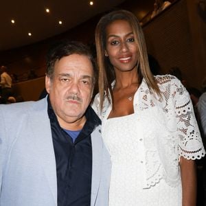 Notamment à ses deux filles, nées de son histoire avec Marie-Sandra Badini Duran

Didier Bourdon et sa femme Marie-Sandra Badini Duran - Cérémonie de remise des prix lors de la 18ème édition du Festival du Film Francophone d'Angoulême (FFA) le 30 août à Angoulême.
© Guirec Coadic / Bestimage