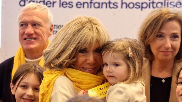 Le sélectionneur de l'équipe de France de football Didier Deschamps et Brigitte Macron se tiennent devant le bureau de poste principal de Bordeaux, dans le sud-ouest de la France, le 8 janvier 2025, alors qu'ils lancent l'édition 2025 du fonds de charité appelé "Opérations pièces jaunes", dont la fondation vise à améliorer les conditions des enfants hospitalisés. Le sélectionneur de l'équipe de France, vainqueur de la Coupe du monde 2018, Didier Deschamps, a annoncé le 8 janvier 2025 qu'il quitterait son poste après la phase finale de 2026. © Fabien Cottereau - Patrick Bernard/Bestimage