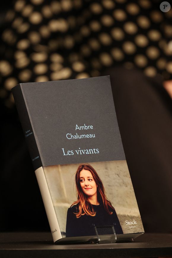 Exclusif - La journaliste et écrivaine Ambre Chalumeau lors d'un échange avec son public lors de la sortie de son livre "Les Vivants" - Stock, à la Station Ausone - Librairie Mollat à Bordeaux, France, le 25 mars 2025. © Jean-Marc Lhomer/Bestimage