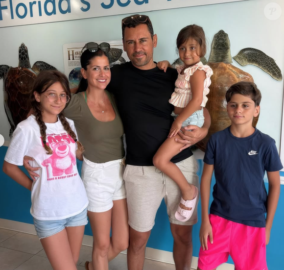 L'objectif est de perdre 7 kilos en 9 semaines. Et elle en a déjà perdu 2 !

Delphine et Olivier Colas avec leurs enfants. Capture Instagram Familles Colas