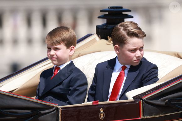 Le prince Louis de Galles, Le prince George de Galles - - Les membres de la famille royale britannique arrivent à Buckingham Palace pour la cérémonie Trooping the Colour à Londres, le 14 juin 2025. Affecté par le crash du Boeing 787 Dreamliner à Ahmedabad du 12 juin, le souverain et les officiels porteront un brassard noir en hommage aux plus de 270 victimes. Bon nombre d'elles étaient des ressortissants britanniques. 
© Mirrorpix / Bestimage