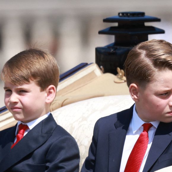 Le prince Louis de Galles, Le prince George de Galles - - Les membres de la famille royale britannique arrivent à Buckingham Palace pour la cérémonie Trooping the Colour à Londres, le 14 juin 2025. Affecté par le crash du Boeing 787 Dreamliner à Ahmedabad du 12 juin, le souverain et les officiels porteront un brassard noir en hommage aux plus de 270 victimes. Bon nombre d'elles étaient des ressortissants britanniques. 
© Mirrorpix / Bestimage