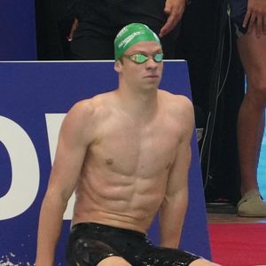 Cette vie aux États-Unis lui permet de profiter d’un anonymat qu’il apprécie particulièrement.

Léon Marchand des Dauphins Toulouse OEC lors des séries du 200 m brasse hommes aux Championnats de France de natation, à la piscine olympique Raymond-Sommet de Saint-Étienne, le 29 juin 2026. © Laurent Lairys/PsnewZ/Bestimage