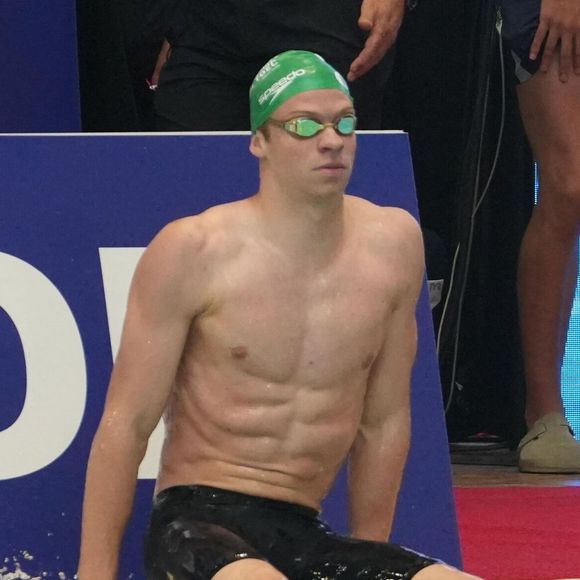 Cette vie aux États-Unis lui permet de profiter d’un anonymat qu’il apprécie particulièrement.

Léon Marchand des Dauphins Toulouse OEC lors des séries du 200 m brasse hommes aux Championnats de France de natation, à la piscine olympique Raymond-Sommet de Saint-Étienne, le 29 juin 2026. © Laurent Lairys/PsnewZ/Bestimage