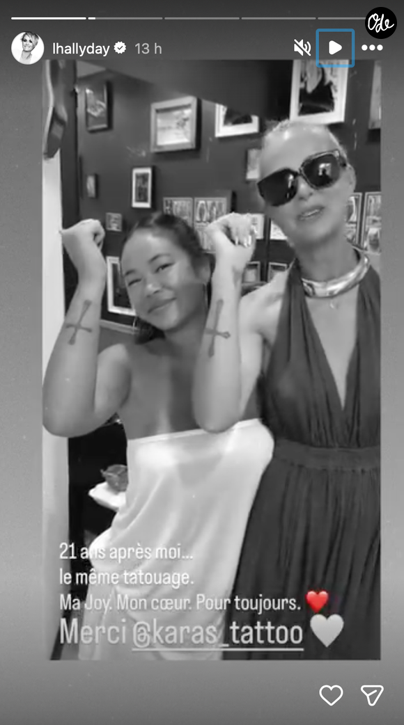 Le motif reproduit celui que Laeticia porte depuis vingt et un ans.

Laeticia Hallyday avec sa fille Joy à Saint-Barthélemy. Capture Story Instagram - Laeticia Hallyday