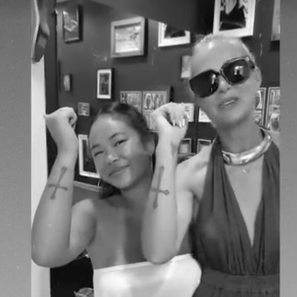 Le motif reproduit celui que Laeticia porte depuis vingt et un ans.

Laeticia Hallyday avec sa fille Joy à Saint-Barthélemy. Capture Story Instagram - Laeticia Hallyday