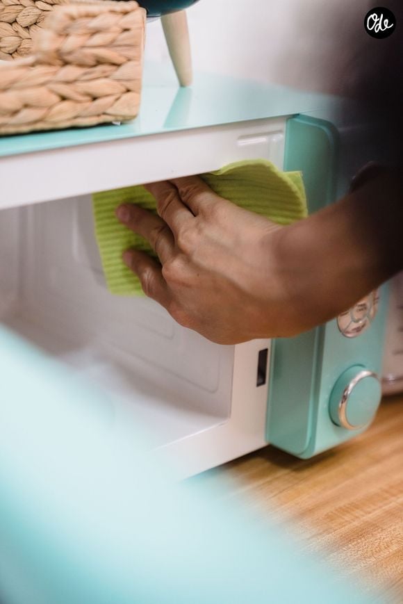 Éclaboussures de sauces et résidus incrustés rendent son entretien particulièrement fastidieux.