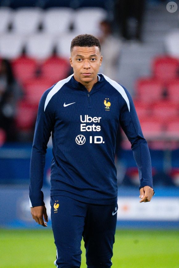 Pas de quoi effrayer Kylian Mbappé pour autant, lequel est prêt à prendre des risques en amour. "On en revient à la fine ligne entre paranoïa et vigilance. Certains te veulent du mal, mais ça n'est pas tout le monde. Il ne faut pas trop penser et se lancer".

Kylian Mbappé - Match de qualification pour la Coupe du Monde 2026 entre la France et l'Islande (2-1) au Parc des Princes à Paris le 9 septembre 2025. © Federico Pestellini / PsnewZ / Bestimage