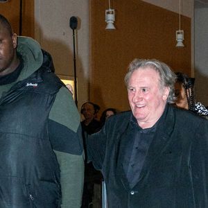 Gérard Depardieu, accompagné de sa fille Roxane, quitte son procès pour agressions sexuelles sur deux femmes lors d'un tournage de film en 2021 au tribunal correctionnel de Paris, France, le 24 mars 2025. Depardieu, 76 ans, qui a réalisé plus de 200 films et séries télévisées, a été accusé de comportement inapproprié par une vingtaine de femmes, mais c'est la première affaire à être jugée. Les deux plaignantes - Amélie, 54 ans, décoratrice, et Sarah (nom modifié), 34 ans, assistante réalisatrice - allèguent une agression sexuelle lors du tournage en 2021 de « Les Volets Verts » du réalisateur Jean Becker. © Yehiel Chekroune/Bestimage