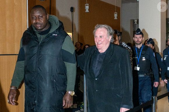 Gérard Depardieu, accompagné de sa fille Roxane, quitte son procès pour agressions sexuelles sur deux femmes lors d'un tournage de film en 2021 au tribunal correctionnel de Paris, France, le 24 mars 2025. Depardieu, 76 ans, qui a réalisé plus de 200 films et séries télévisées, a été accusé de comportement inapproprié par une vingtaine de femmes, mais c'est la première affaire à être jugée. Les deux plaignantes - Amélie, 54 ans, décoratrice, et Sarah (nom modifié), 34 ans, assistante réalisatrice - allèguent une agression sexuelle lors du tournage en 2021 de « Les Volets Verts » du réalisateur Jean Becker. © Yehiel Chekroune/Bestimage
