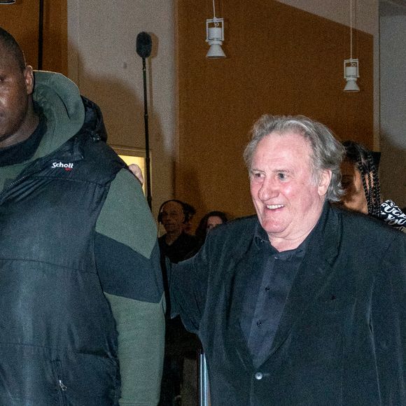 Gérard Depardieu, accompagné de sa fille Roxane, quitte son procès pour agressions sexuelles sur deux femmes lors d'un tournage de film en 2021 au tribunal correctionnel de Paris, France, le 24 mars 2025. Depardieu, 76 ans, qui a réalisé plus de 200 films et séries télévisées, a été accusé de comportement inapproprié par une vingtaine de femmes, mais c'est la première affaire à être jugée. Les deux plaignantes - Amélie, 54 ans, décoratrice, et Sarah (nom modifié), 34 ans, assistante réalisatrice - allèguent une agression sexuelle lors du tournage en 2021 de « Les Volets Verts » du réalisateur Jean Becker. © Yehiel Chekroune/Bestimage