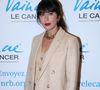 Frange droite impeccable, trait d’eye-liner noir pour souligner ses yeux bleus et rouge à lèvres éclatant. Une signature devenue sa marque de fabrique auprès du public.

Exclusif - Nolwenn Leroy - Dîner de Gala "Vaincre le cancer" au profit de la lutte contre les cancers dans les salons du Cercle de l'Union Interalliée à Paris le 17 Novembre 2024. © Bertrand Rindoff / Bestimage