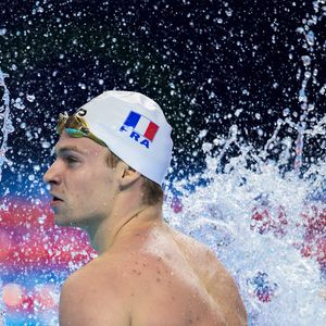 Leon Marchand de France célèbre après avoir participé à la demi-finale du 200 mètres quatre nages individuel et avoir battu le record du monde lors de la 20e journée des Championnats du monde de natation le 30 juillet 2025 à Singapour. Photo de Joel Marklund/Bildbyran/ABACAPRESS.COM