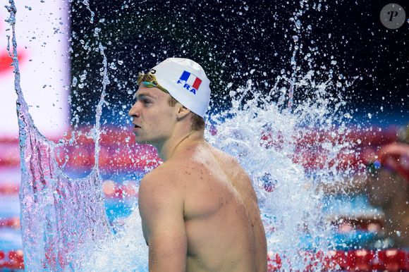 Leon Marchand de France célèbre après avoir participé à la demi-finale du 200 mètres quatre nages individuel et avoir battu le record du monde lors de la 20e journée des Championnats du monde de natation le 30 juillet 2025 à Singapour. Photo de Joel Marklund/Bildbyran/ABACAPRESS.COM