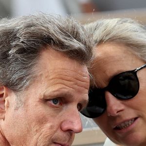 Anne-Sophie Lapix et son mari Arthur Sadoun en tribunes lors des Internationaux de France de Tennis de Roland Garros 2025, à Paris, France, le 6 juin 2025. © Jacovides-Moreau/Bestimage