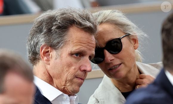 Anne-Sophie Lapix et son mari Arthur Sadoun en tribunes lors des Internationaux de France de Tennis de Roland Garros 2025, à Paris, France, le 6 juin 2025. © Jacovides-Moreau/Bestimage