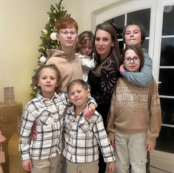 Le couple se partage la garde de ses six enfants.

Camille Santoro de "Familles nombreuses"