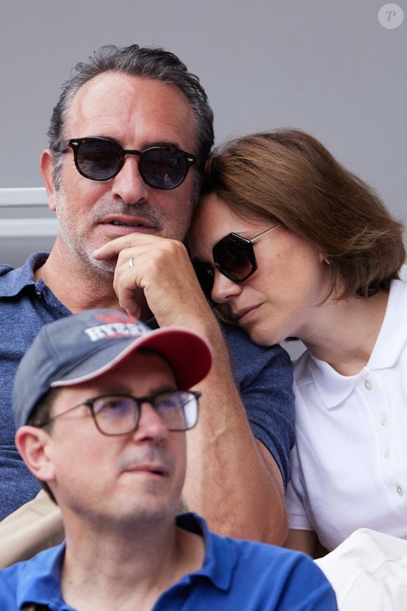 Jean Dujardin et sa femme Nathalie Péchalat - Célébrités en tribunes des Internationaux de France de tennis de Roland Garros 2023 à Paris le 11 juin 2023. © Jacovides-Moreau/Bestimage