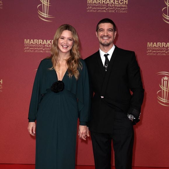 Elle affirme que le couple n’est pas toujours une démocratie et peut parfois ressembler à une “bonne dictature”.

Virginie Efira et Niels Schneider au photocall lors de la deuxième journée de la 22ème édition du Festival International du Film de Marrakech, Maroc, le 29 novembre 2025. © Dominique Jacovides/Bestimage