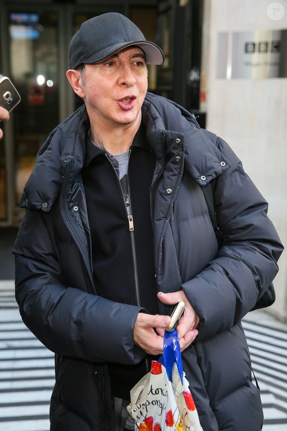 Marc Almond du groupe Soft Cell, dont il faisait parti, lui a rendu hommage.
Le chanteur Marc Almond du groupe Soft Cell à la sortie des studios BBC Radio après avoir participé à l’émission Chris Evans à Londres, le 24 février 2017. © Bestimage