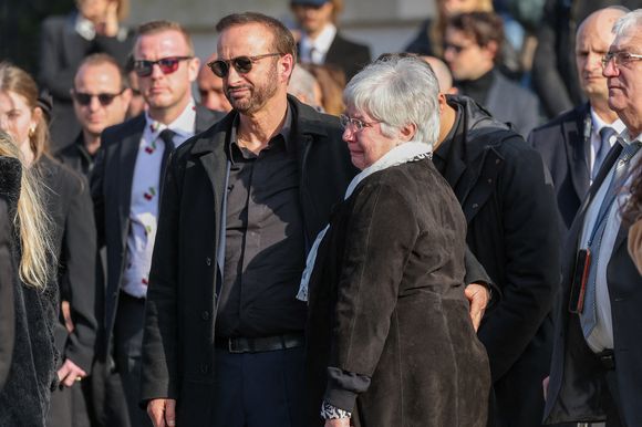 Le mari d'Emilie Dequenne a également été très présent pour Brigitte et Daniel, les parents de la défunte.

Le veuf Michel Ferracci et Brigitte Dequenne, la mère de l'actrice à la sortie des obsèques d'Emilie Dequenne au cimetière Père Lachaise à Paris, France, le 26 mars 2025. © Cyril Moreau/Bestimage
