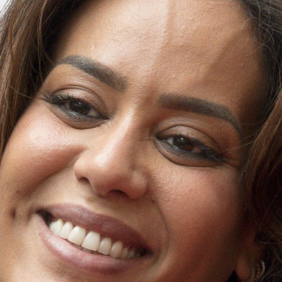 La chanteuse Amel Bent venue rencontrer son public pour dédicacer son album et faire des selfies avec ses fans au centre commercial confluence à Lyon le 30 octobre 2021. © Sandrine Thesillat/Panoramic/Bestimage