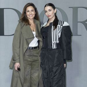 Nadia Fares et sa fille Shana Leelee Chasman au photocall du défilé Christian Dior Mode Féminine Prêt-À-Porter Automne/Hiver 2025-2026 lors de la Fashion Week de Paris (PFW), à Paris, France, le 4 mars 2025. © Olivier Borde/Bestimage