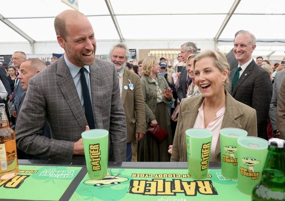 Le prince William et Sophie Rhys-Jones - Le prince de Galles, connu sous le nom de duc de Cornouailles lorsqu'il est en Cornouailles, et la duchesse d'Édimbourg dégustent du cidre local lors d'une visite au pavillon de l'alimentation et de l'agriculture pendant le Royal Cornwall Show au Royal Cornwall Showground, Whitecross, Wadebridge. Vendredi 6 juin 2025. Photo by Chris Jackson/PA Wire/ABACAPRESS.COM