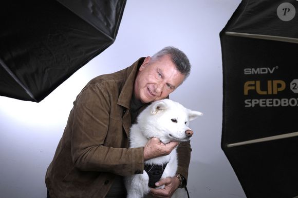 Exclusif - Portrait de Pascal Bataille et son chien lors de l'enregistrement de l'émission "Chez Jordan de Luxe" à Paris. Le 11 décembre 2024
© Cédric Perrin / Bestimage